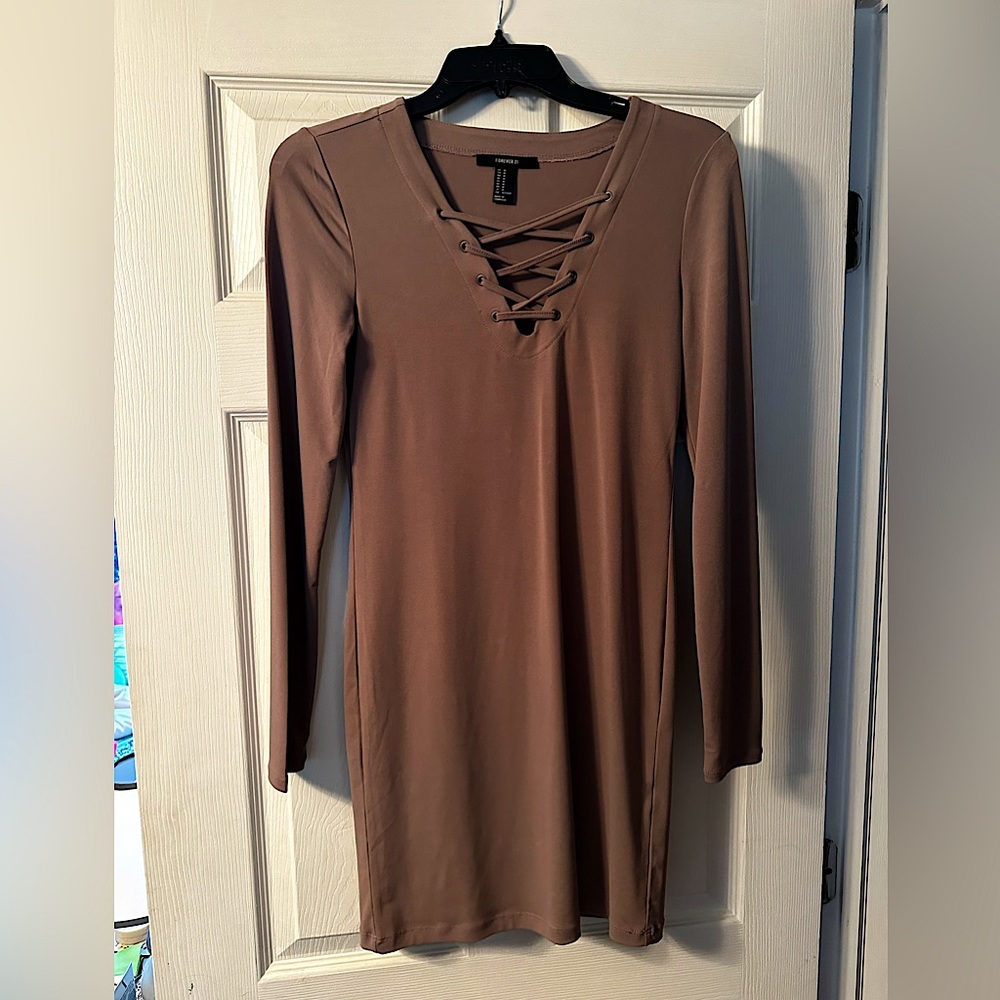 Bodycon dress, tightly fitted, long sleeves